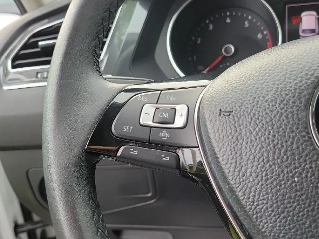 2020 Volkswagen Tiguan 2.0T SE photo 18
