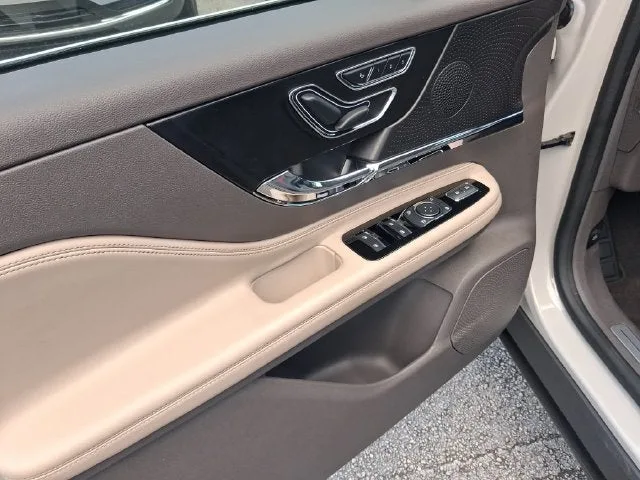 2023 Lincoln Corsair Standard photo 12