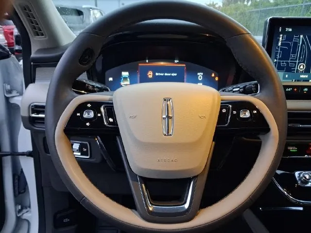 2023 Lincoln Corsair Standard photo 15