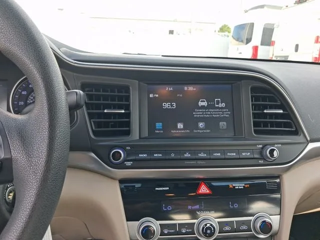 2020 Hyundai Elantra SEL photo 18