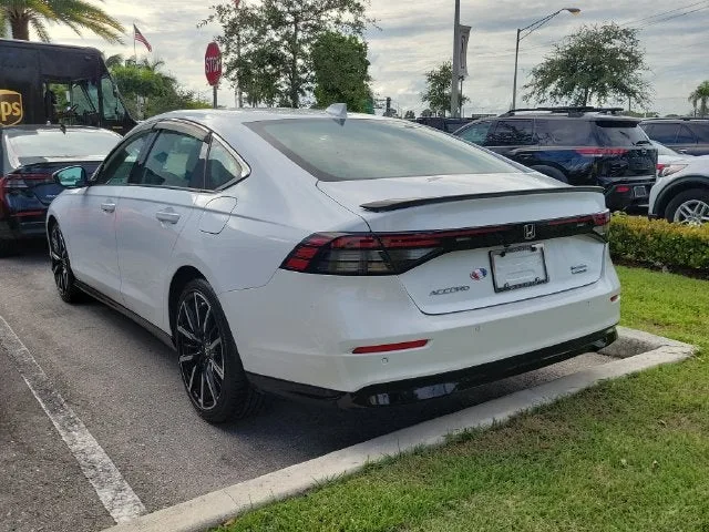 2024 Honda Accord Hybrid Touring photo 3