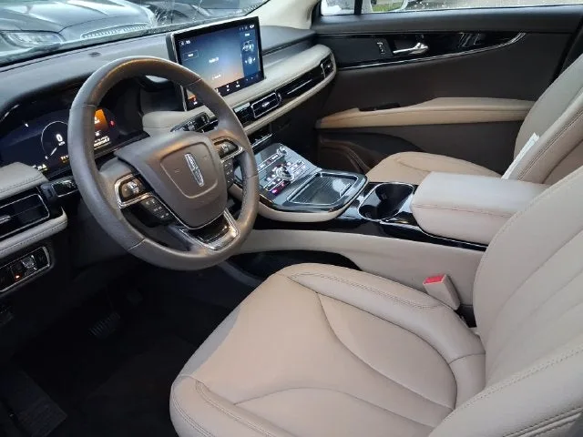2023 Lincoln Nautilus Standard photo 10