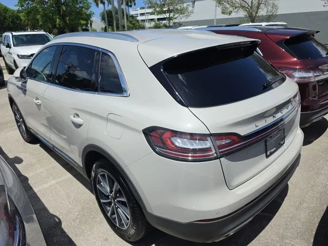 2022 Lincoln Nautilus Standard photo 3