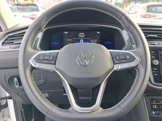 2022 Volkswagen Tiguan 2.0T SE photo 16