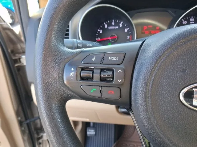 2015 Kia Sedona LX photo 15