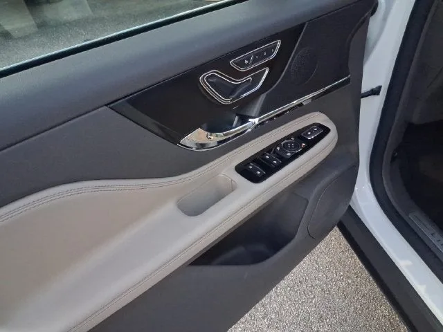 2024 Lincoln Corsair Premiere photo 13