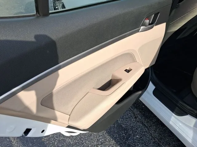 2020 Hyundai Elantra SEL photo 9