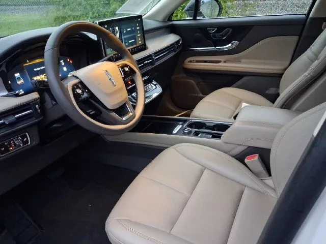 2023 Lincoln Corsair Standard photo 11