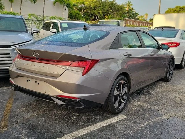 2022 Hyundai Elantra Limited photo 3