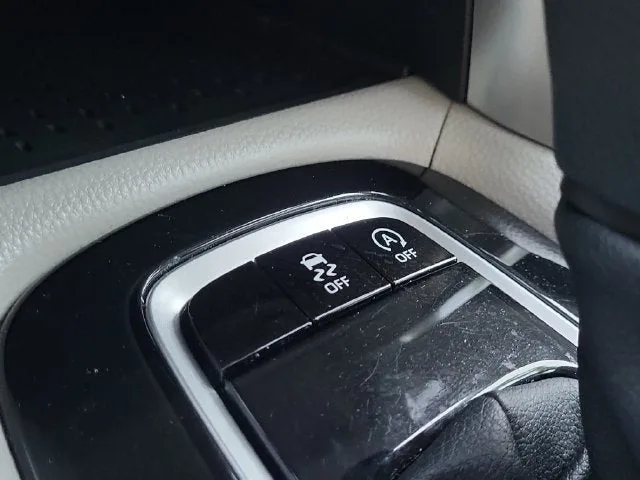 2025 Toyota Corolla Cross L photo 24