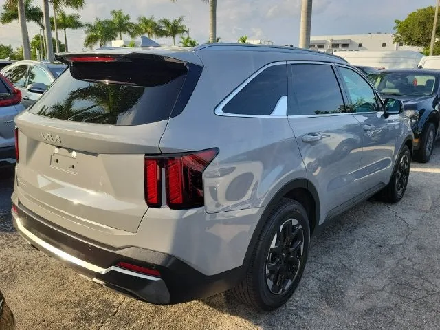 2025 Kia Sorento S photo 3