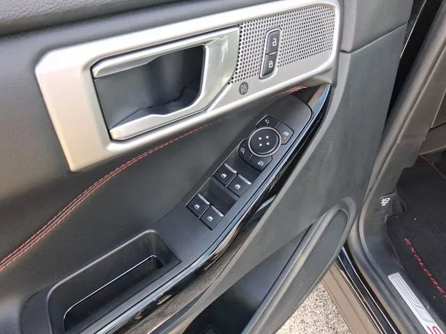 2023 Ford Explorer ST-Line photo 14