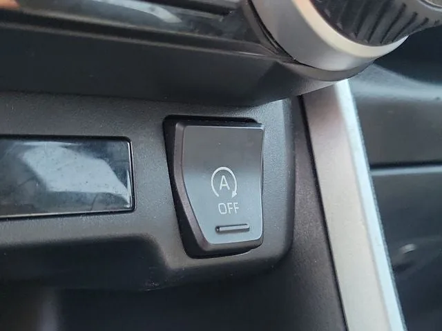 2022 Toyota RAV4 XLE photo 25