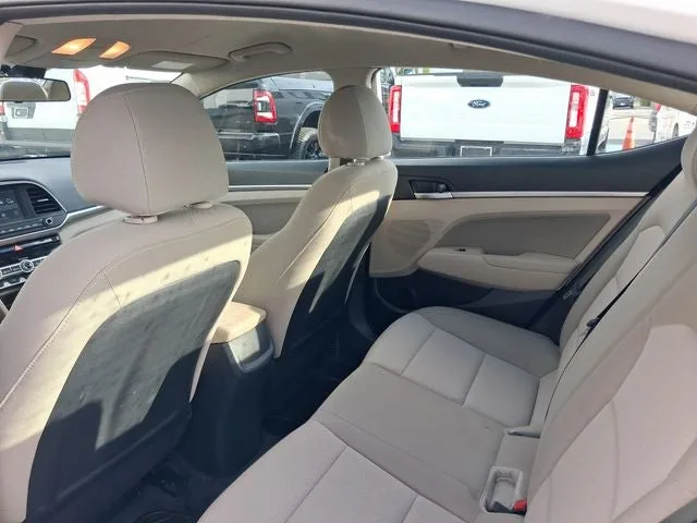 2020 Hyundai Elantra SEL photo 5