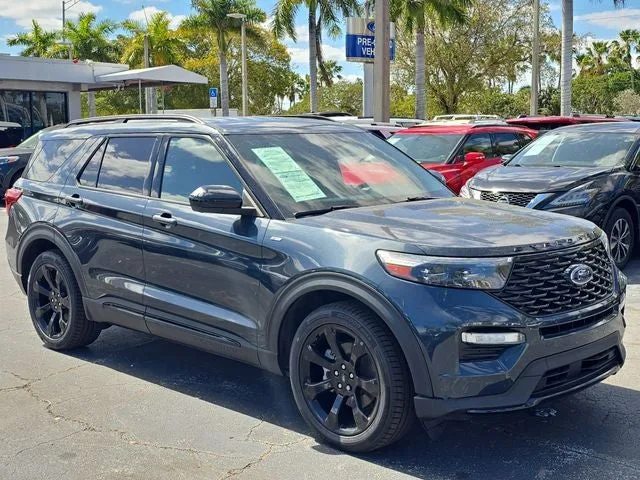 2023 Ford Explorer ST-Line photo 2