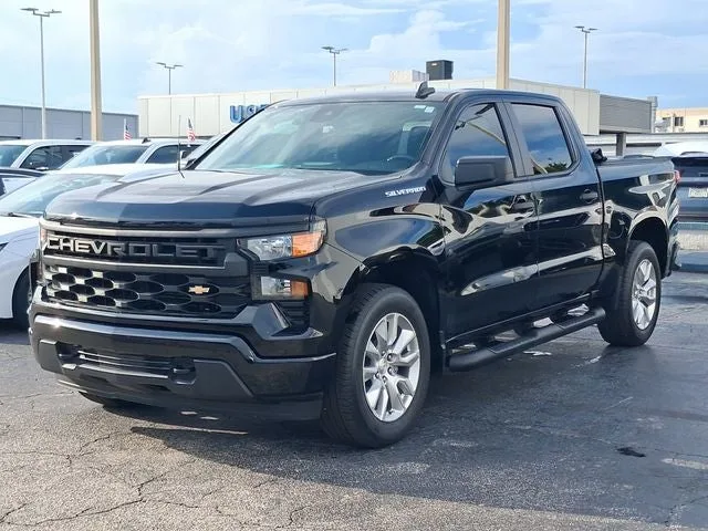 2023 Chevrolet Silverado 1500 Custom photo 2