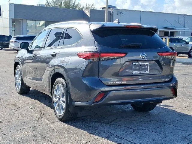 2021 Toyota Highlander Limited photo 3