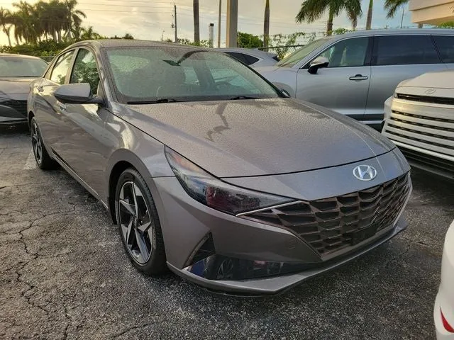 2022 Hyundai Elantra Limited photo 2