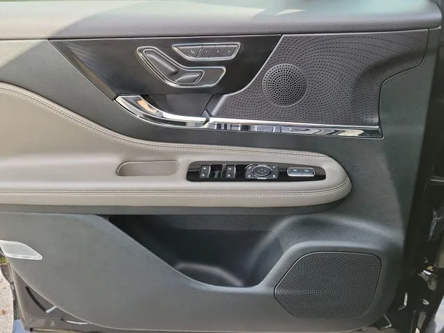 2025 Lincoln Corsair Premiere photo 14