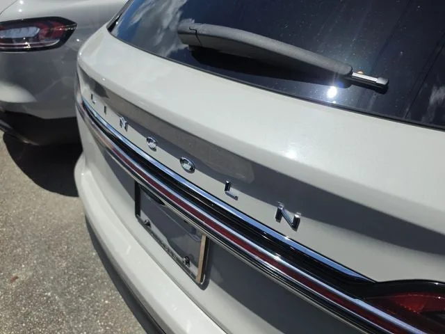 2022 Lincoln Nautilus Standard photo 5