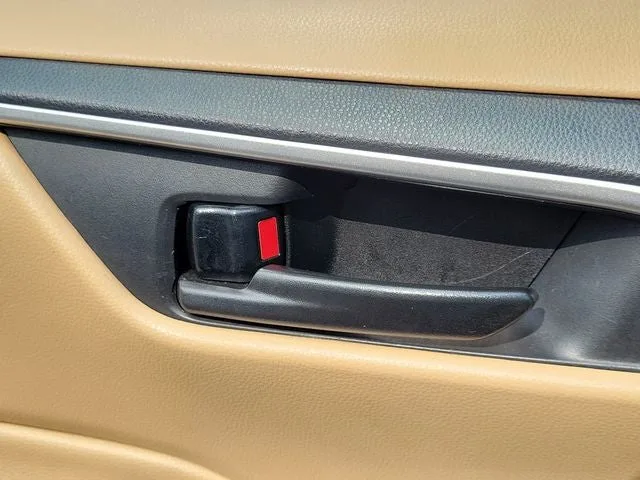 2021 Toyota RAV4 LE photo 16