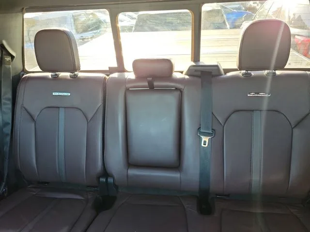 2016 Ford F-150 Platinum photo 12