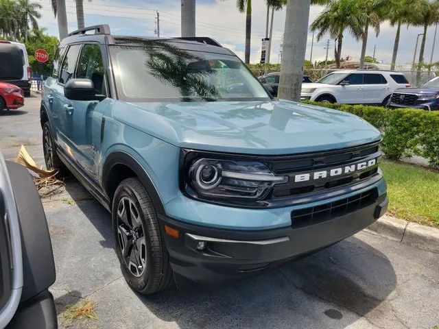 2022 Ford Bronco Sport Outer Banks photo 2