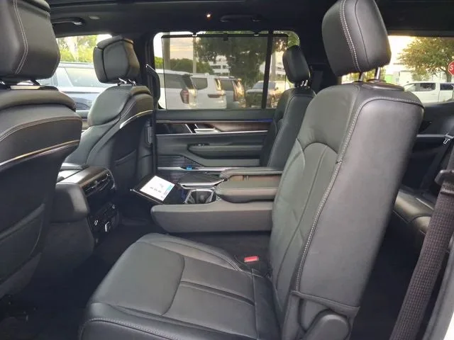 2022 Jeep Grand Wagoneer Series I photo 6