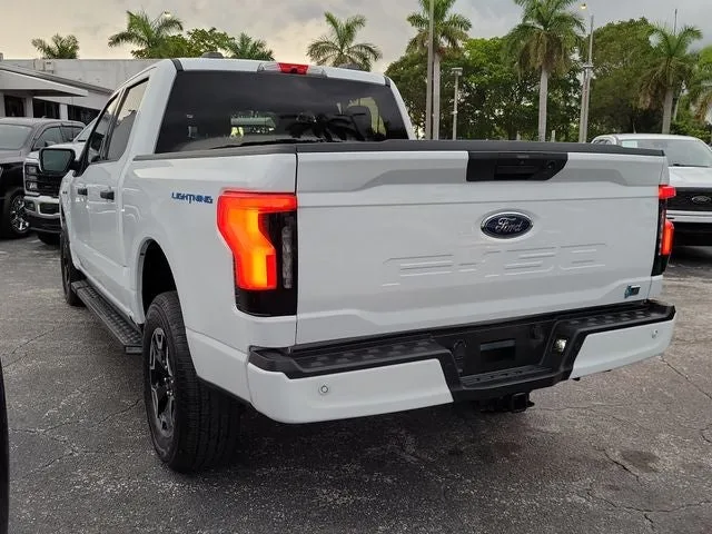 2023 Ford F-150 Lightning XLT photo 4