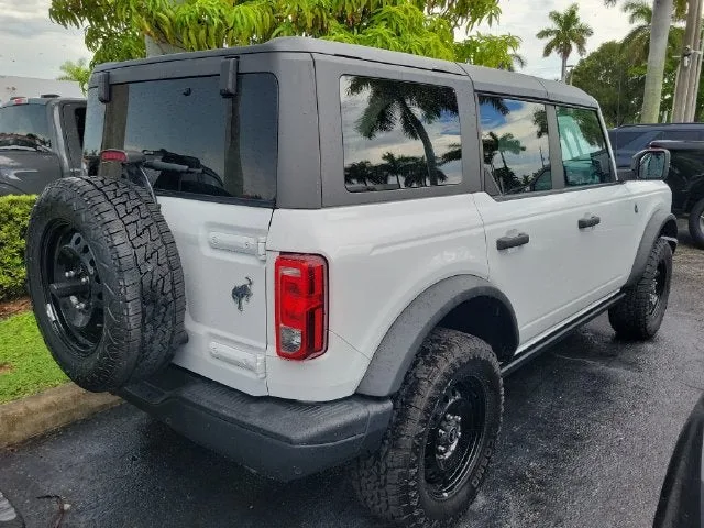 2023 Ford Bronco Black Diamond photo 3