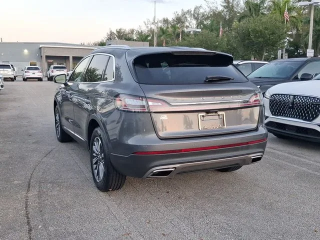 2022 Lincoln Nautilus Standard photo 3