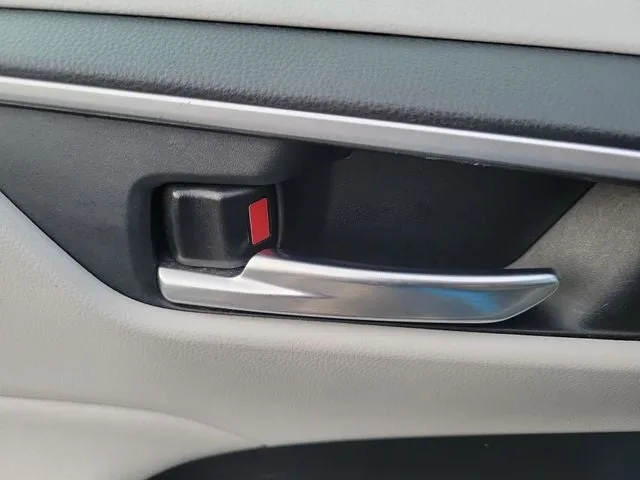 2020 Toyota RAV4 XLE photo 14
