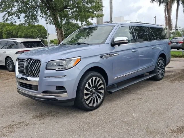 2022 Lincoln Navigator L Black Label photo 2