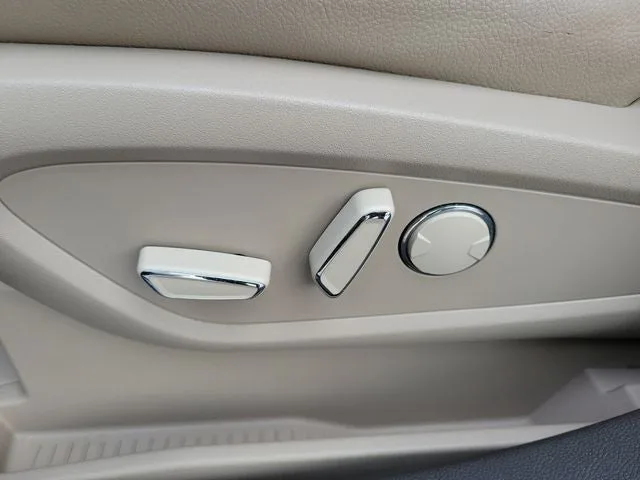 2023 Lincoln Nautilus Standard photo 13