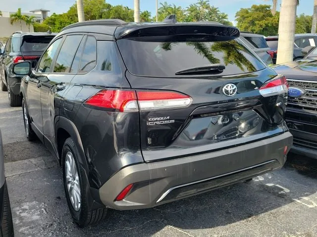 2022 Toyota Corolla Cross LE photo 4