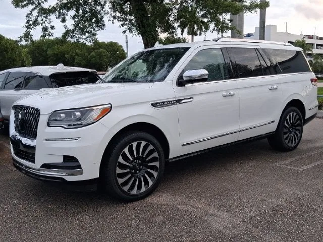 2023 Lincoln Navigator L Black Label photo 2