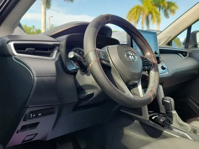 2022 Toyota Corolla Cross LE photo 8