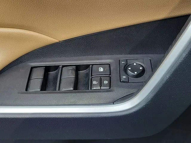 2021 Toyota RAV4 LE photo 17