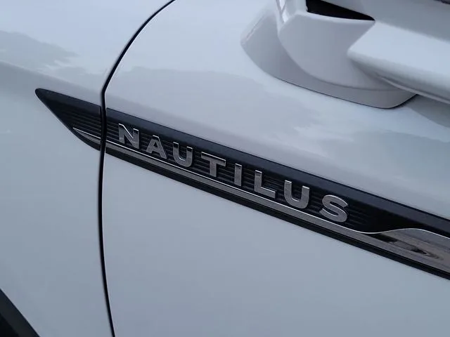 2022 Lincoln Nautilus Standard photo 7