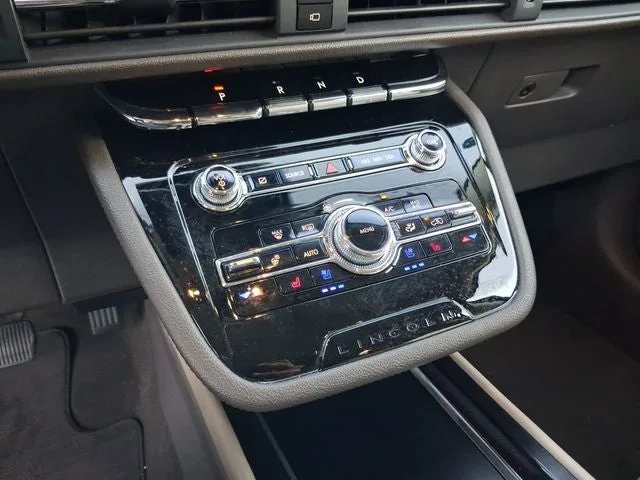 2022 Lincoln Corsair Standard photo 20