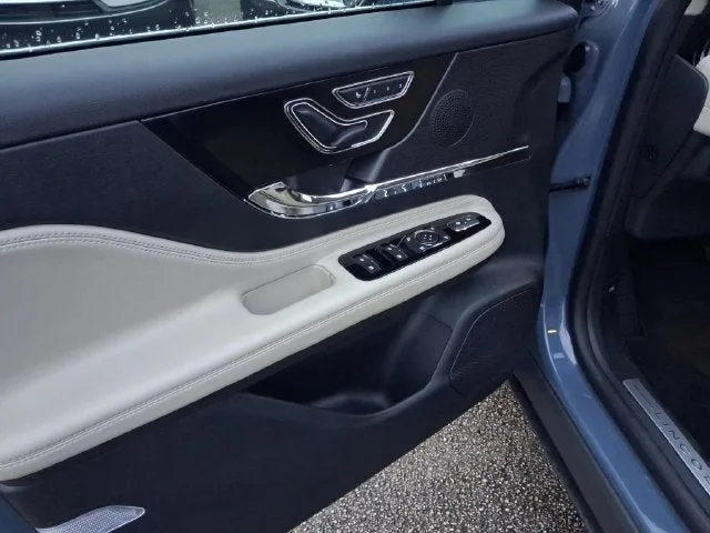 2025 Lincoln Corsair Premiere photo 12