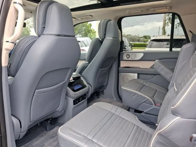 2022 Lincoln Navigator L Black Label photo 5