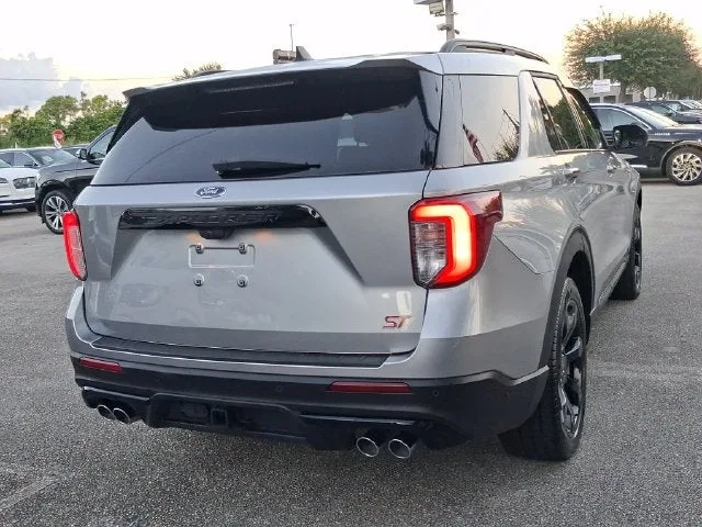 2022 Ford Explorer ST photo 4