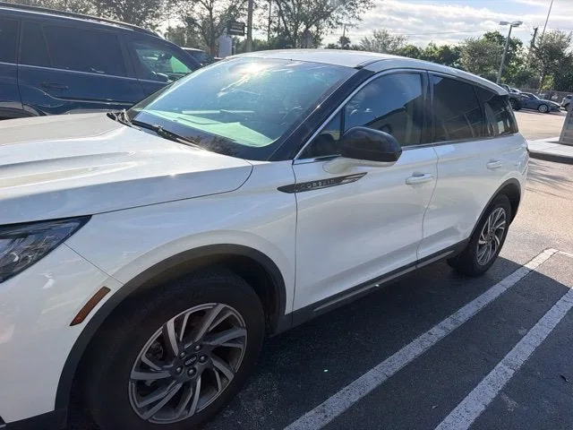 2023 Lincoln Corsair Standard photo 2