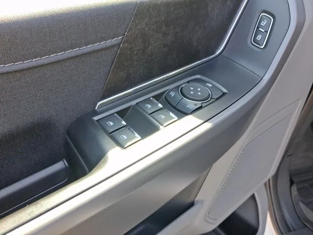 2025 Ford F-150 Lightning XLT photo 14
