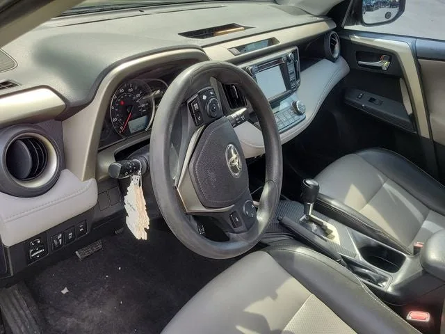 2015 Toyota RAV4 XLE photo 4