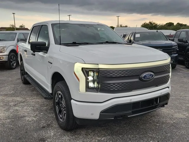 2023 Ford F-150 Lightning XLT photo 2