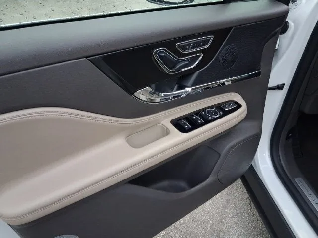 2023 Lincoln Corsair Standard photo 13