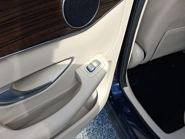 2022 Mercedes-Benz GLC GLC 300 photo 10