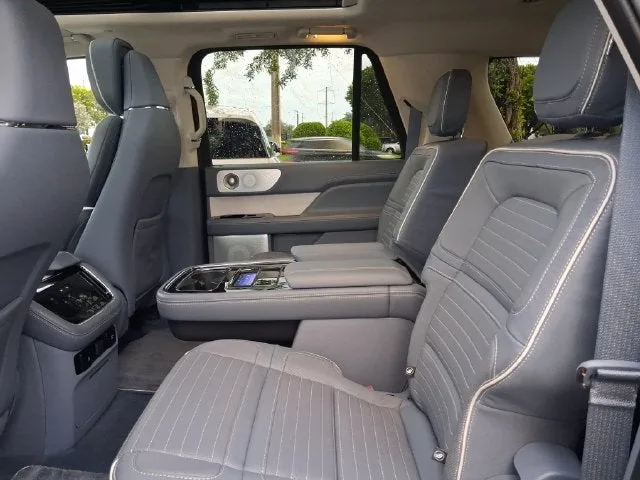 2023 Lincoln Navigator L Black Label photo 6